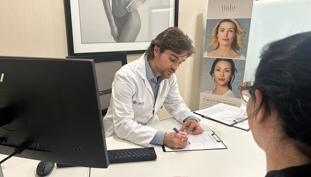 El Dr. Ignacio Sáez en consulta