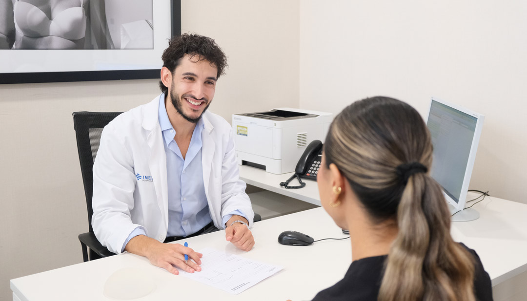Dr. Rubén Hidalgo en consulta